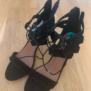 NWT Steve Madden lace up black heels 8